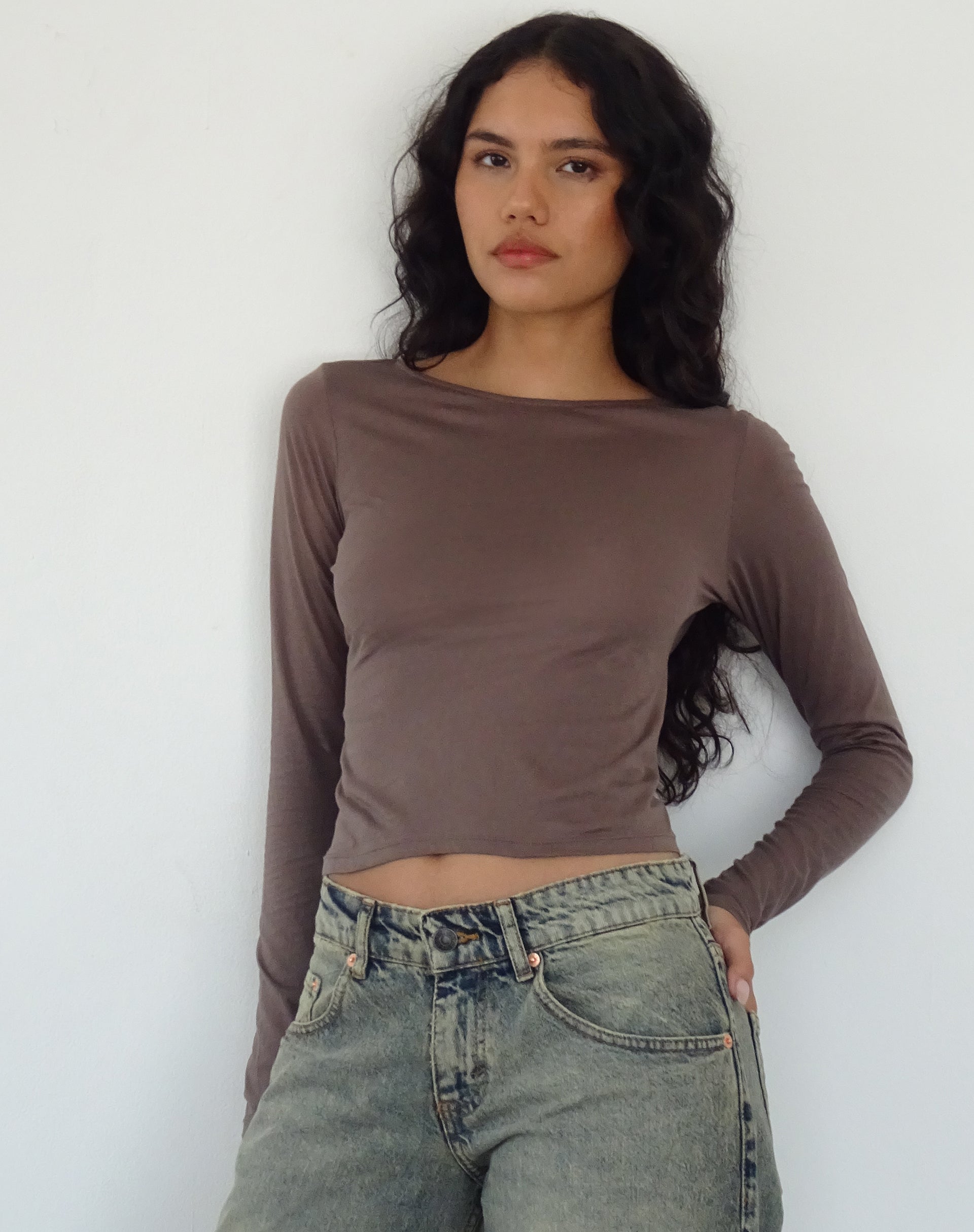 Image of Asma Loose Fit Langarm-Top in Muskatnuss