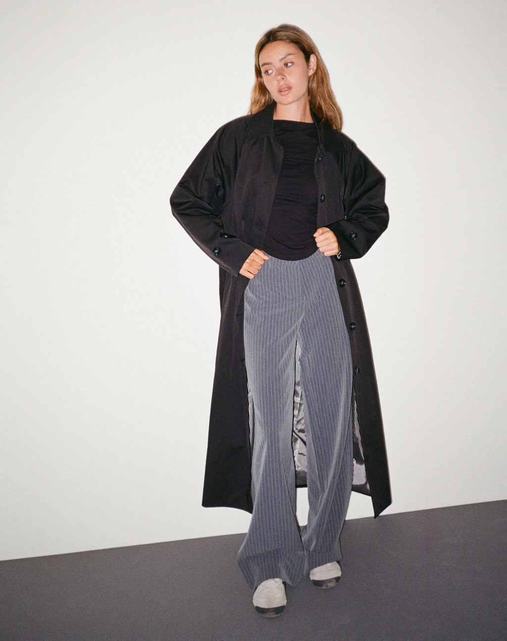 Assa Trenchcoat in Schwarz mit gestreiftem Innenfutter