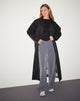 Image of Assa Trenchcoat in Schwarz mit gestreiftem Innenfutter