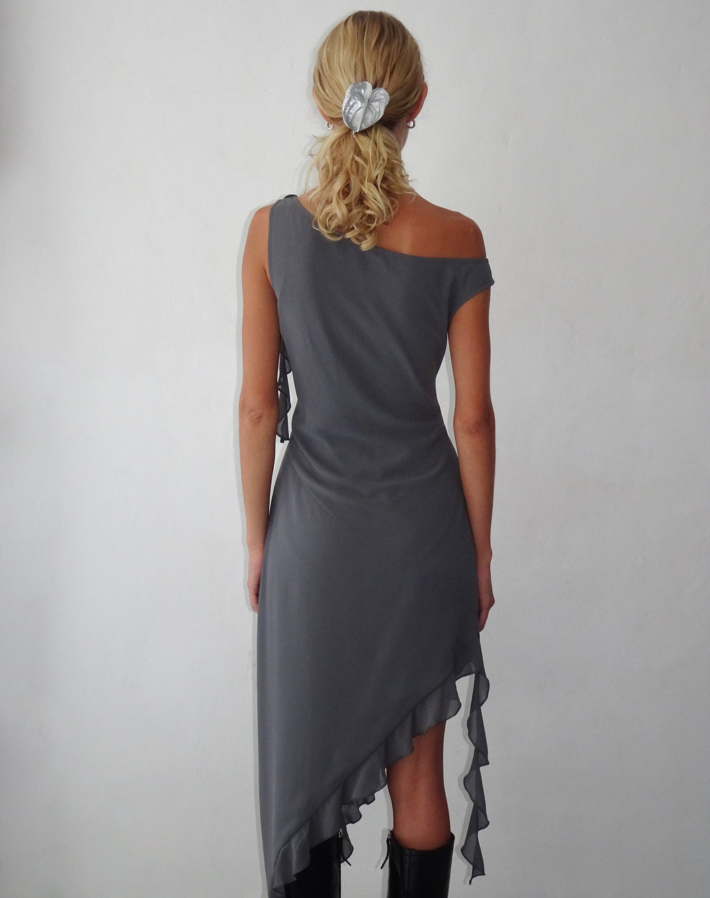 Beleri Asymmetrisches Kleid mit Rüschen aus grauem Chiffon