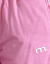Flamingo Pink mit weißem Einband und M-Stickerei