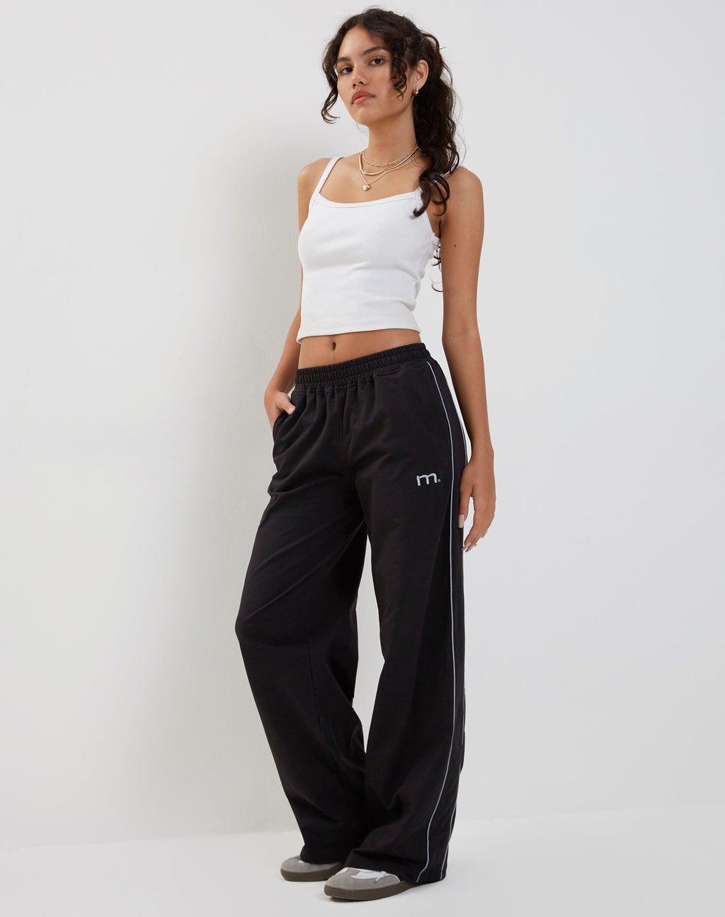 Benton Wide Leg Jogger in Schwarz mit dunkelgrauen Paspeln und 'M'-Stickerei