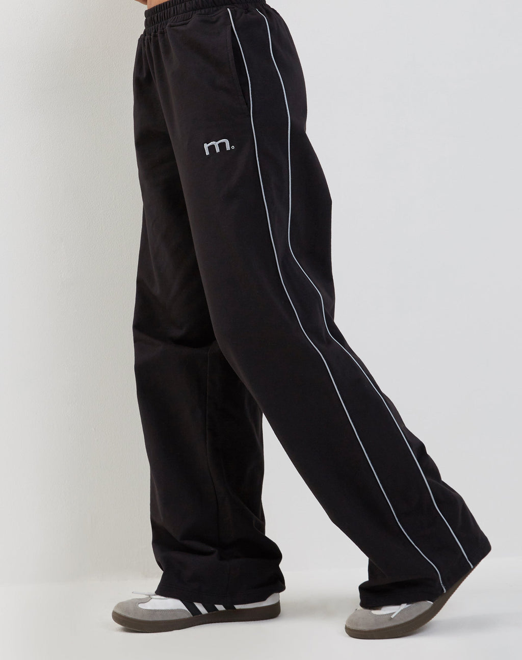 Benton Wide Leg Jogger in Schwarz mit dunkelgrauen Paspeln und 'M'-Stickerei