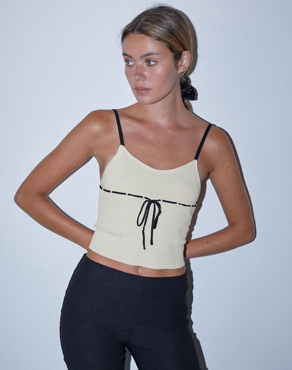 Emonie Cami Top in Neutral mit schwarzer Bindung