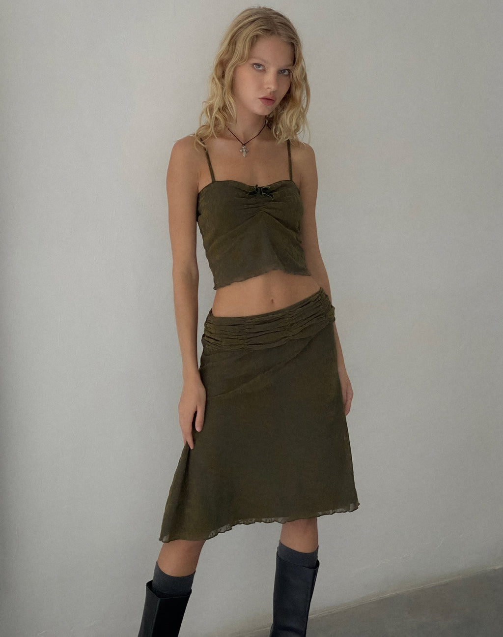 Halusi Crop Top in Abstrakt Botanisch Dunkel-Oliv