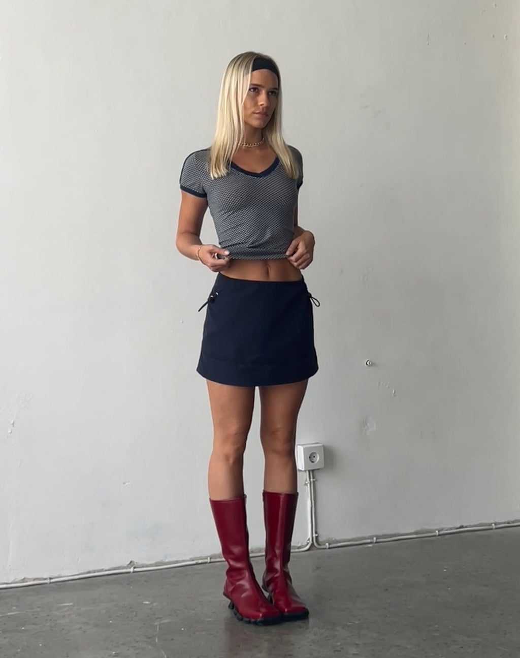 Evy Cargo-Minirock in Marineblau mit schwarzen Paspeln