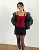 Image of Joanie Rippen-Cami-Top in Rot mit schwarzer Krawatte