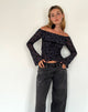 Image of Kareena Langärmeliges Bardot-Top in Pretty Petal Flock Navy