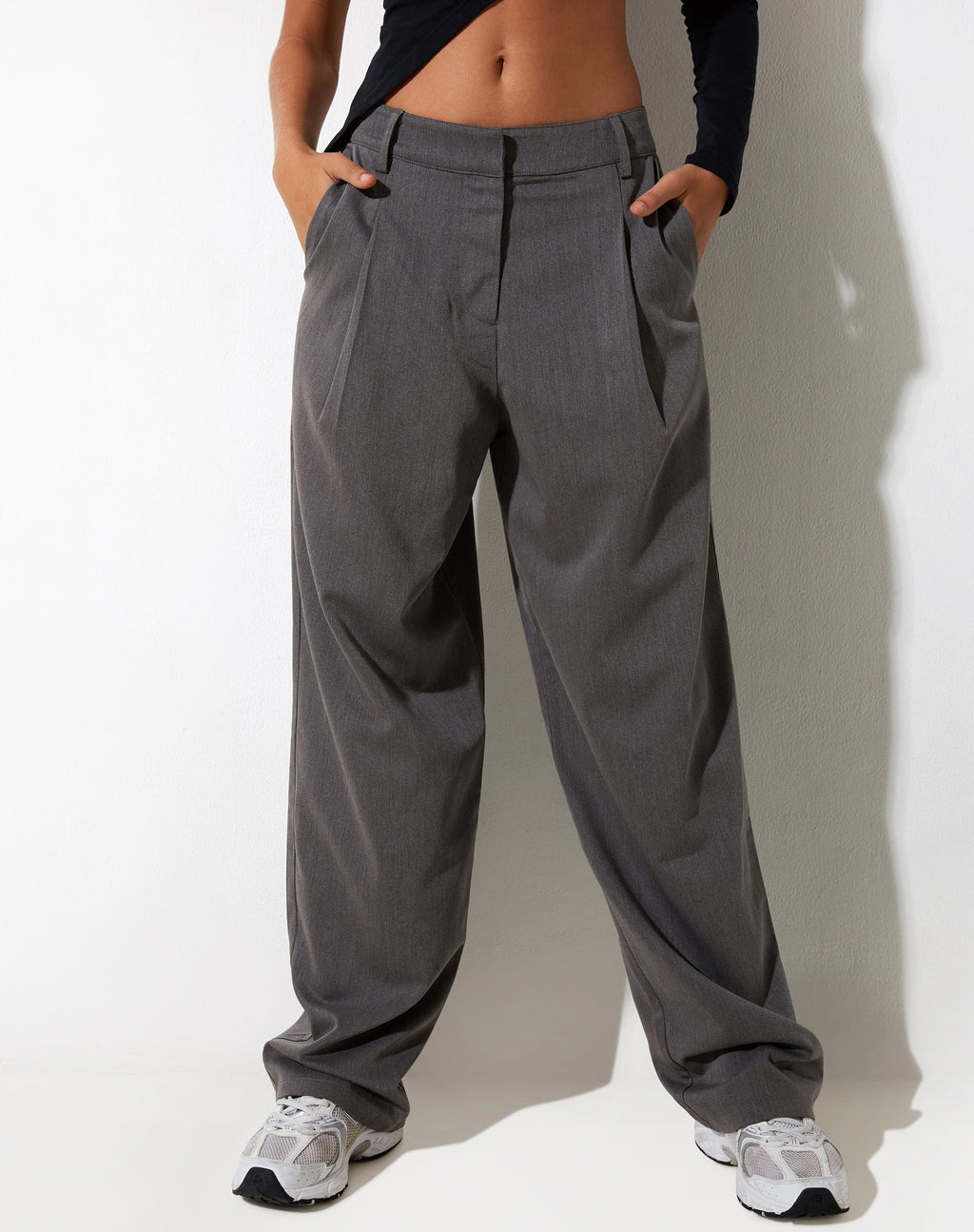 Sakaria Hose mit weitem Bein in Tailoring Charcoal