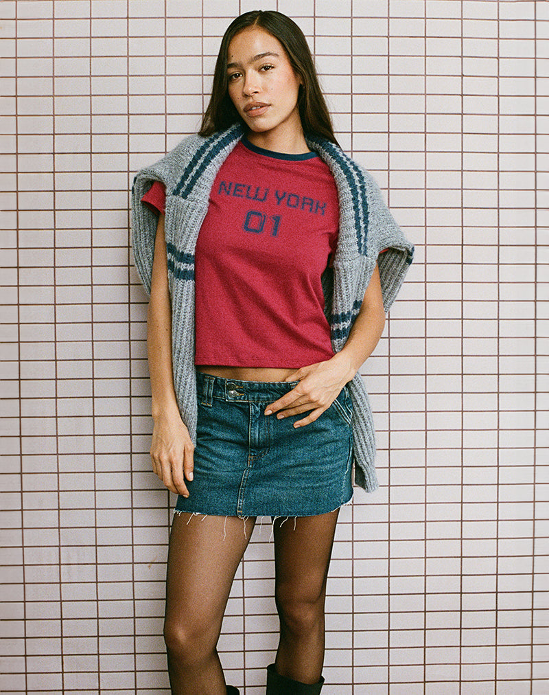 Sakha Boxy Top in Adrenalin Rot mit blauem New York Druck