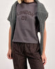 Image of Sakha Boxy Tee in Dunkelgrau mit London-Print und brauner Bindung