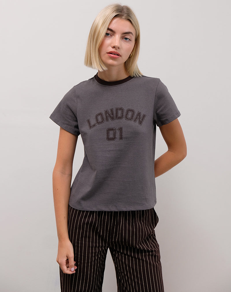 Sakha Boxy Tee in Dunkelgrau mit London-Print und brauner Bindung