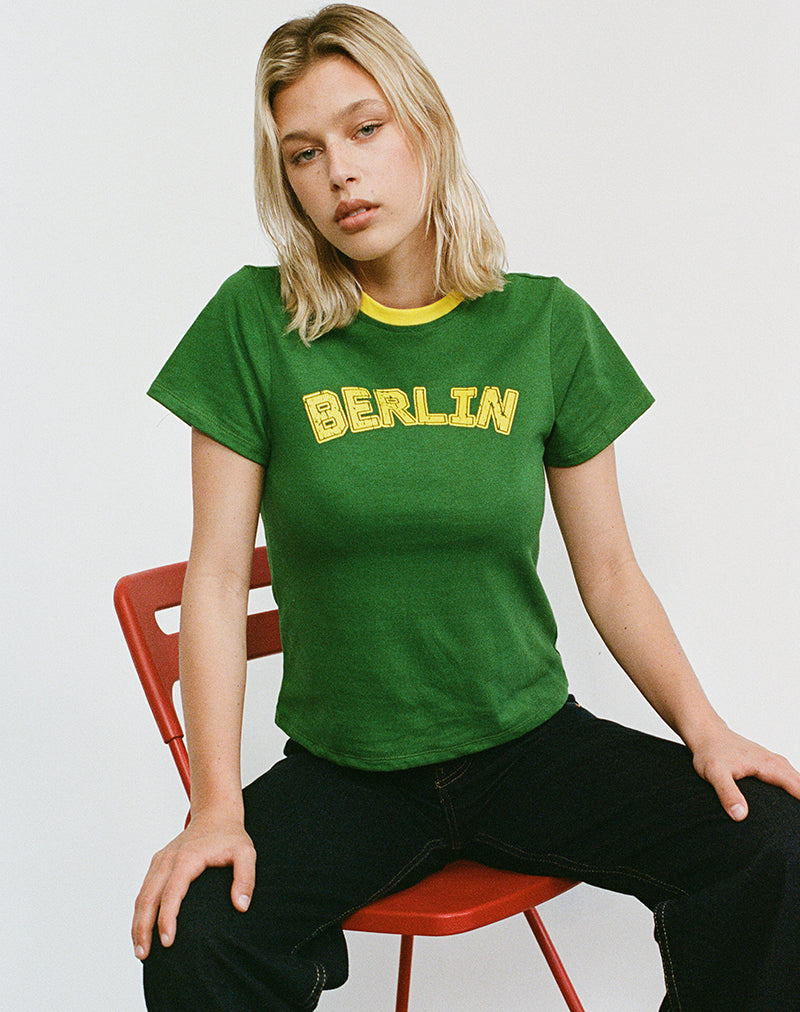 Sakha Boxy Top in Ulmengrün mit gelbem Einband und Berliner Stickerei