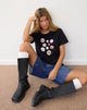 Image of Saki Tee in Schwarz mit Abzeichen Grafik