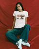 Bild von Saki Tee in Elfenbein mit Retro-Kassettenmotiv