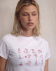 Bild von Saki Tee in Weiß mit rotem Sternzeichen-Aufdruck