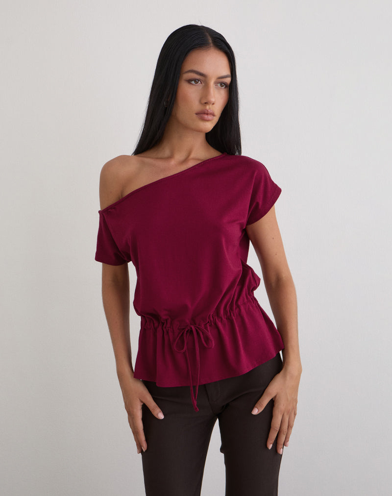 Sika One Shoulder Top in Burgunderrot mit Bindegürtel