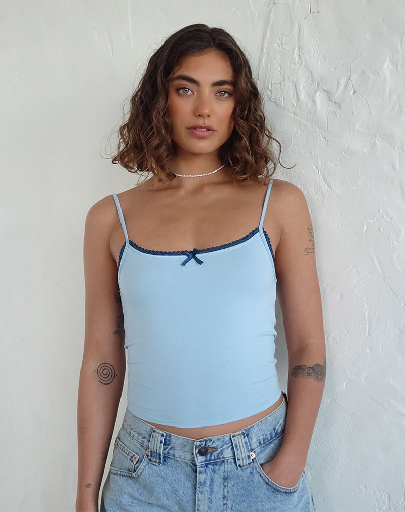 Suna Vest Top in Nantucket Blau mit mineralblauen Besätzen