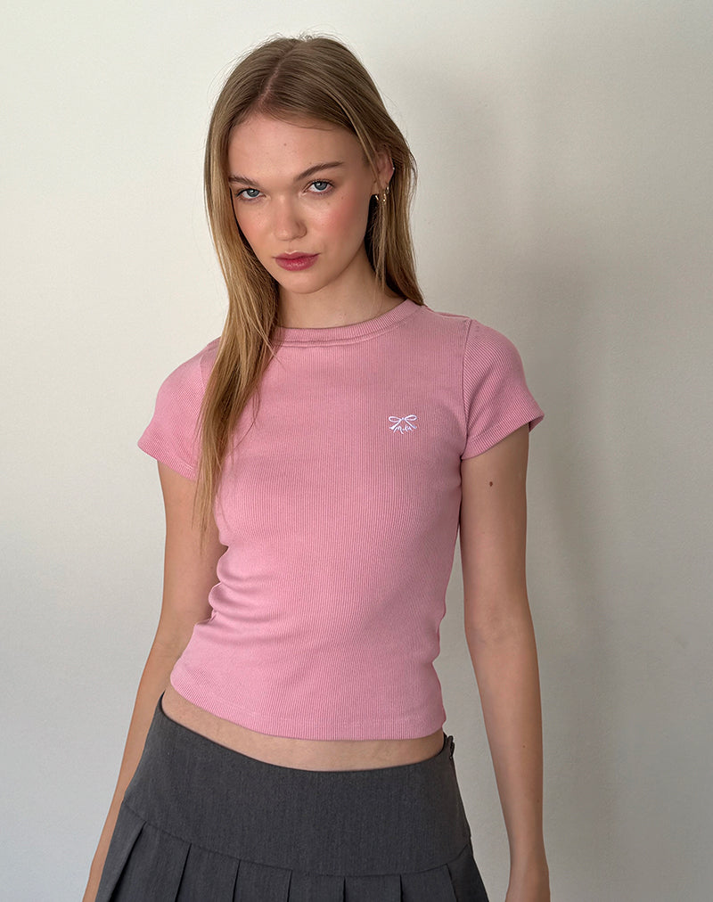 Suti Ribbed Tee in Flamingo Pink mit weißer Schleifenstickerei