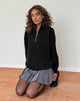 Image of Tirma Pullover mit hohem Halsausschnitt in Tonal Schwarz mit M-Stickerei
