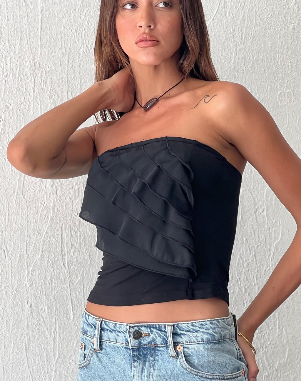 Wayan Ruffle Bandeau Top in Schwarz