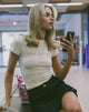 Bild von Sutin Tee in Buttermilch mit Dear Darlings Druck