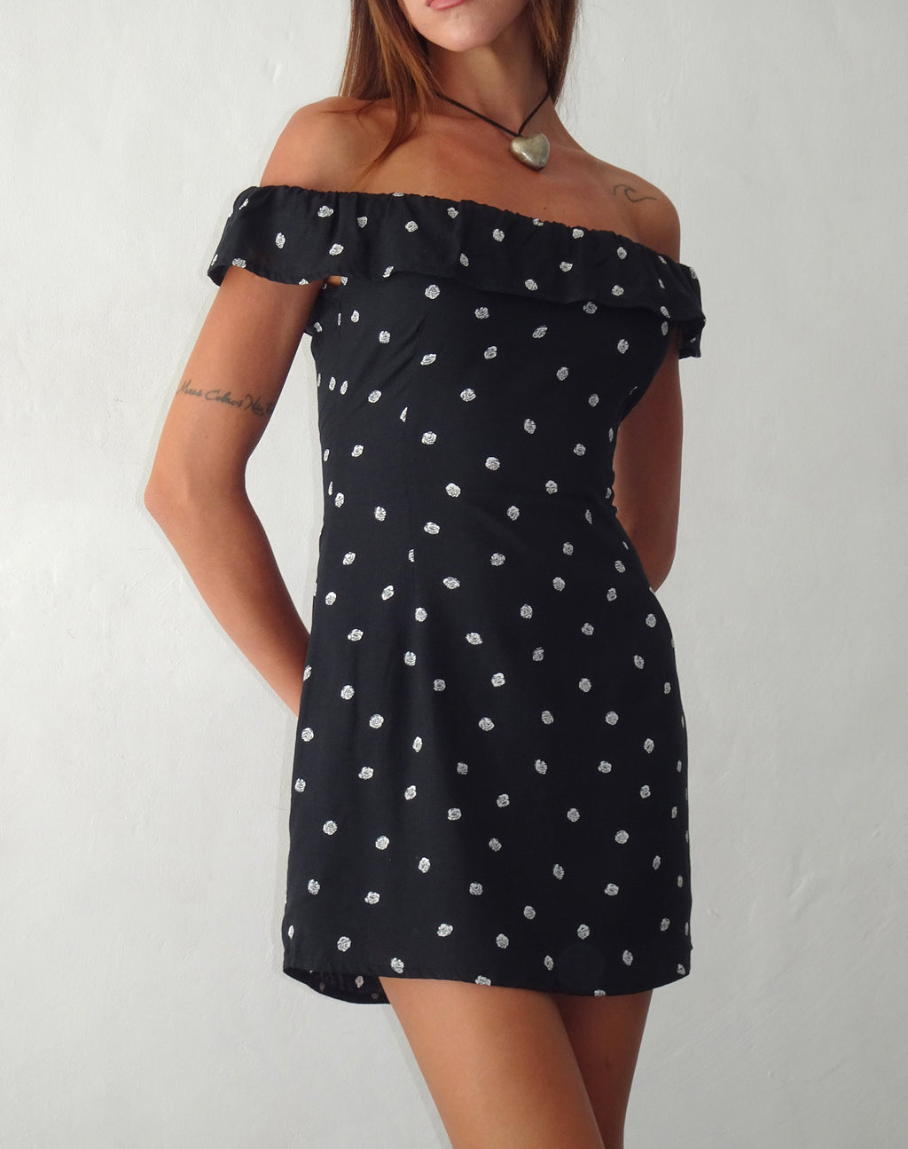 Yudia Bardot-Minikleid in Ditsy Rose Schwarz