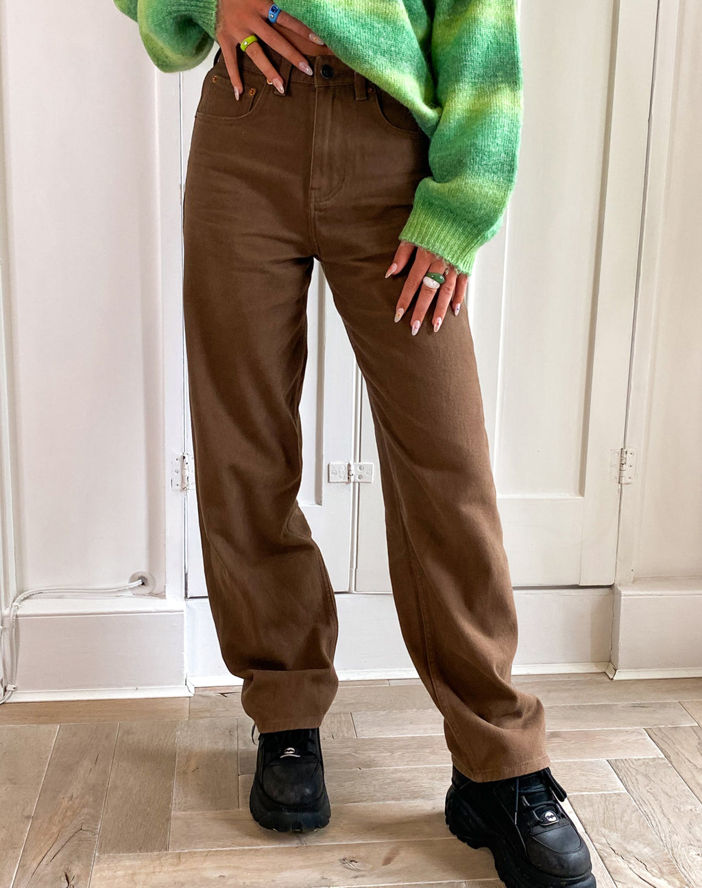Parallele Jeans in sattem Braun