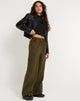 Abbildung der Geona Wide Leg Cargo Trouser in Dark Olive
