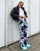 Parallel Jeans in abstraktem Lila