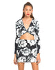 Bild von Motel Kira Twist Front Crop in Tonal Floral Schwarz Weiß