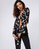 Bild von Laya Wrap Top in Grunge Daisy Floral