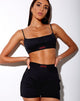 Image of Esme Bralet in Schwarz mit roter Lover-Stickerei