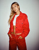 Abbildung der Boxy Denim Jacke in Racing Rot mit weißer Naht