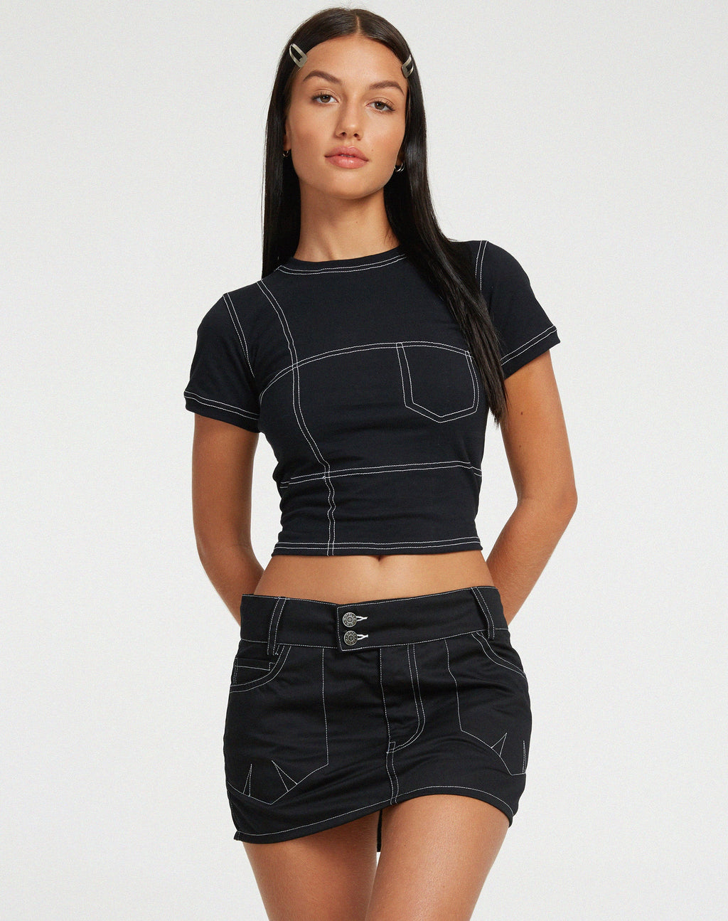 Shyla Cropped Tee in Schwarz mit weißer Naht