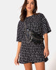 Bild von Sunny Kiss Tee in Schwarz mit Love At First Swipe Druck