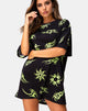 Bild von Sunny Kiss Tee in Schwarz mit Tribal-Repeat