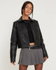 Abbildung der Yonde Zip Up Jacke in PU Schwarz
