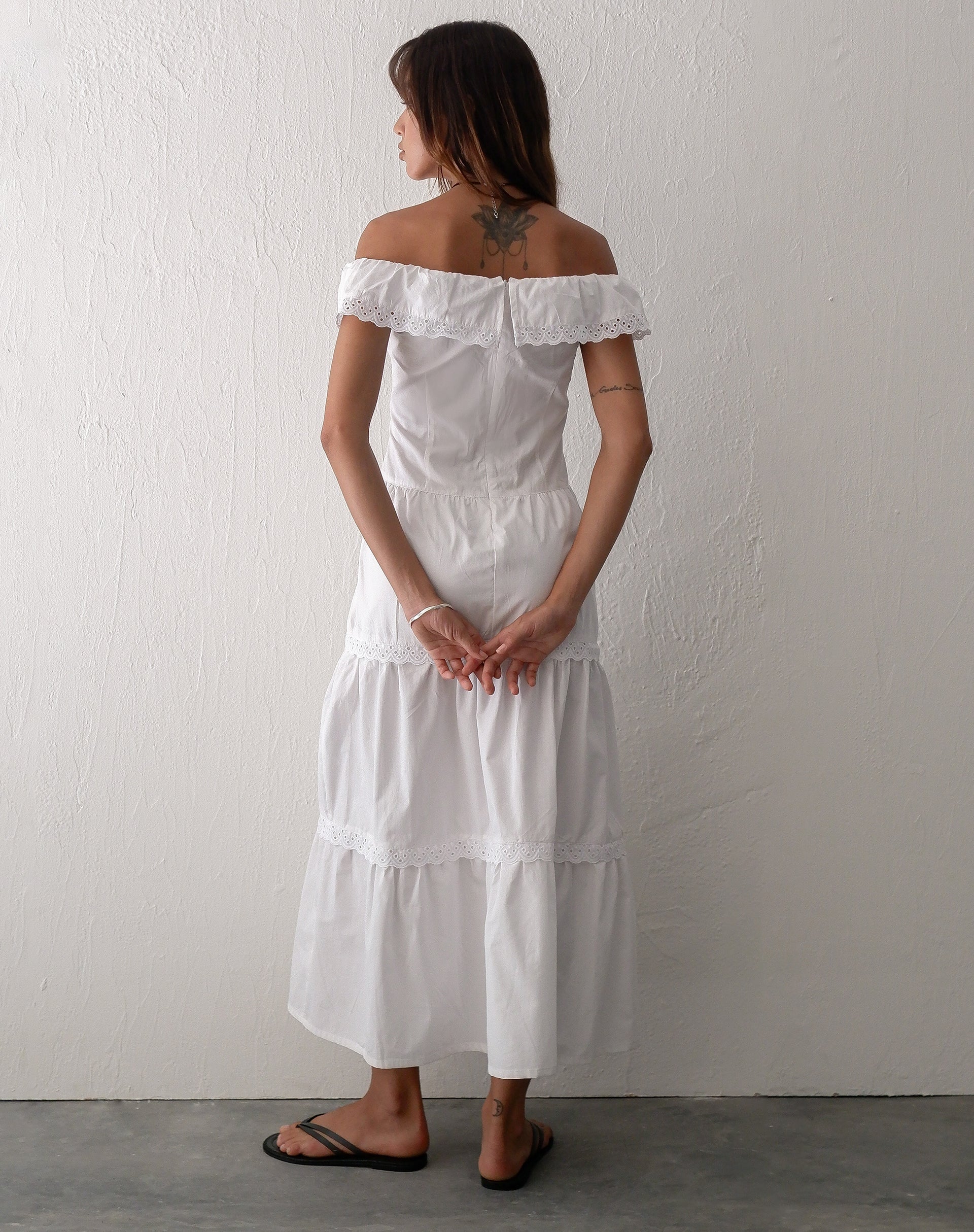 Bild von Helpa Gestuftes Bardot Maxikleid in Weiß