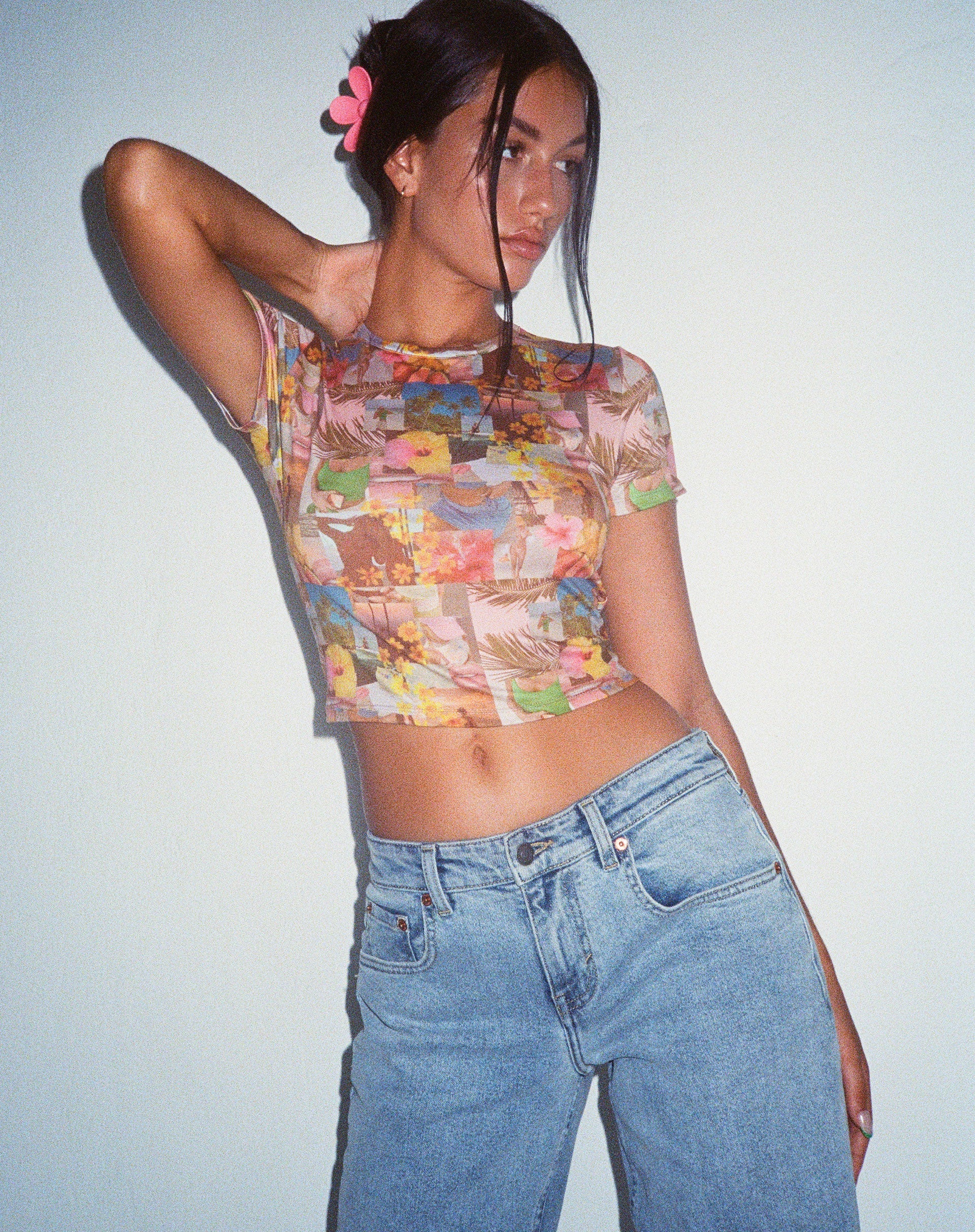 MOTEL X BARBARA Geschrumpftes Tee in 90er Jahre tropischer Collage