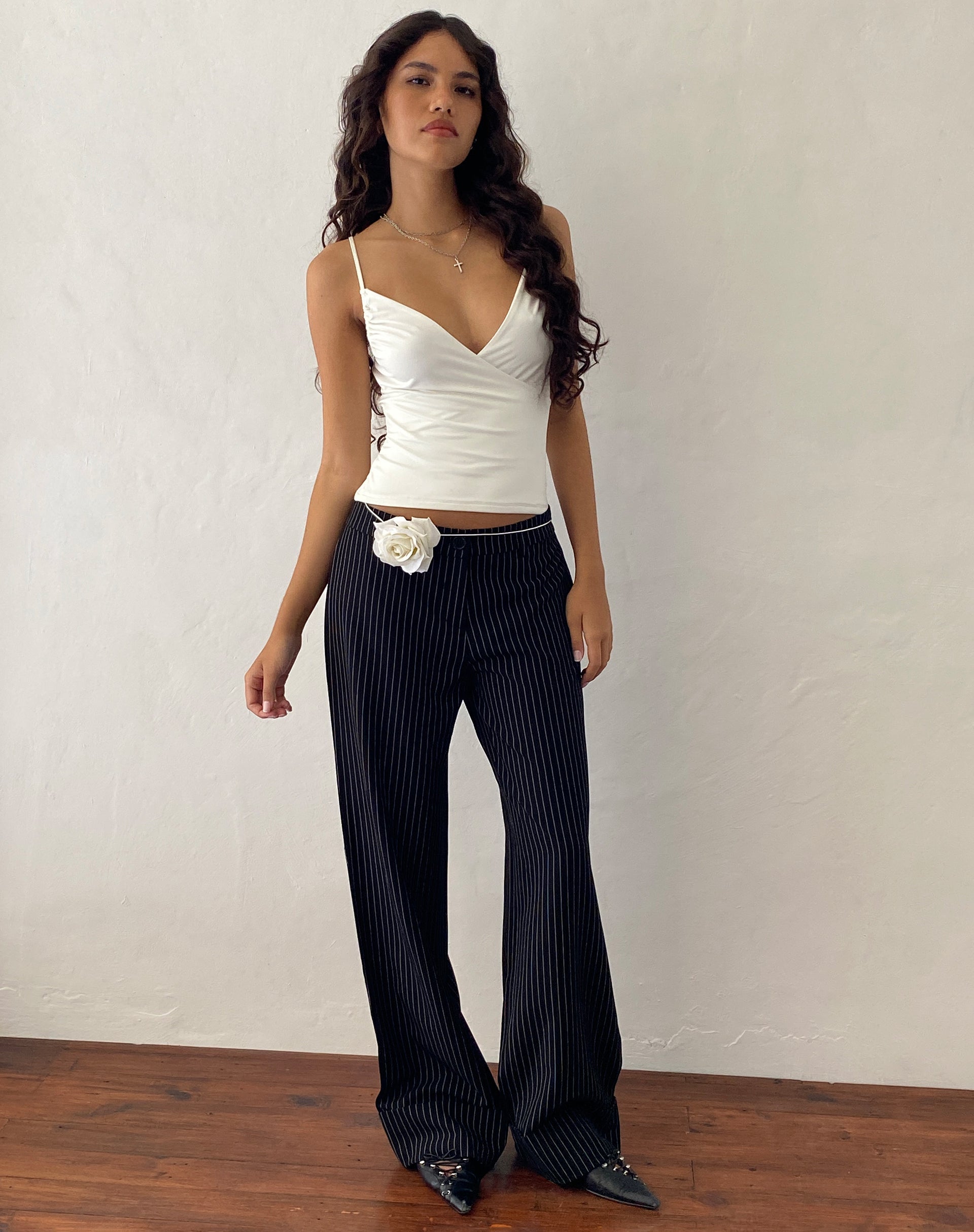 Image of Abba Low Rise Hose in Schwarz Nadelstreifen Tailoring