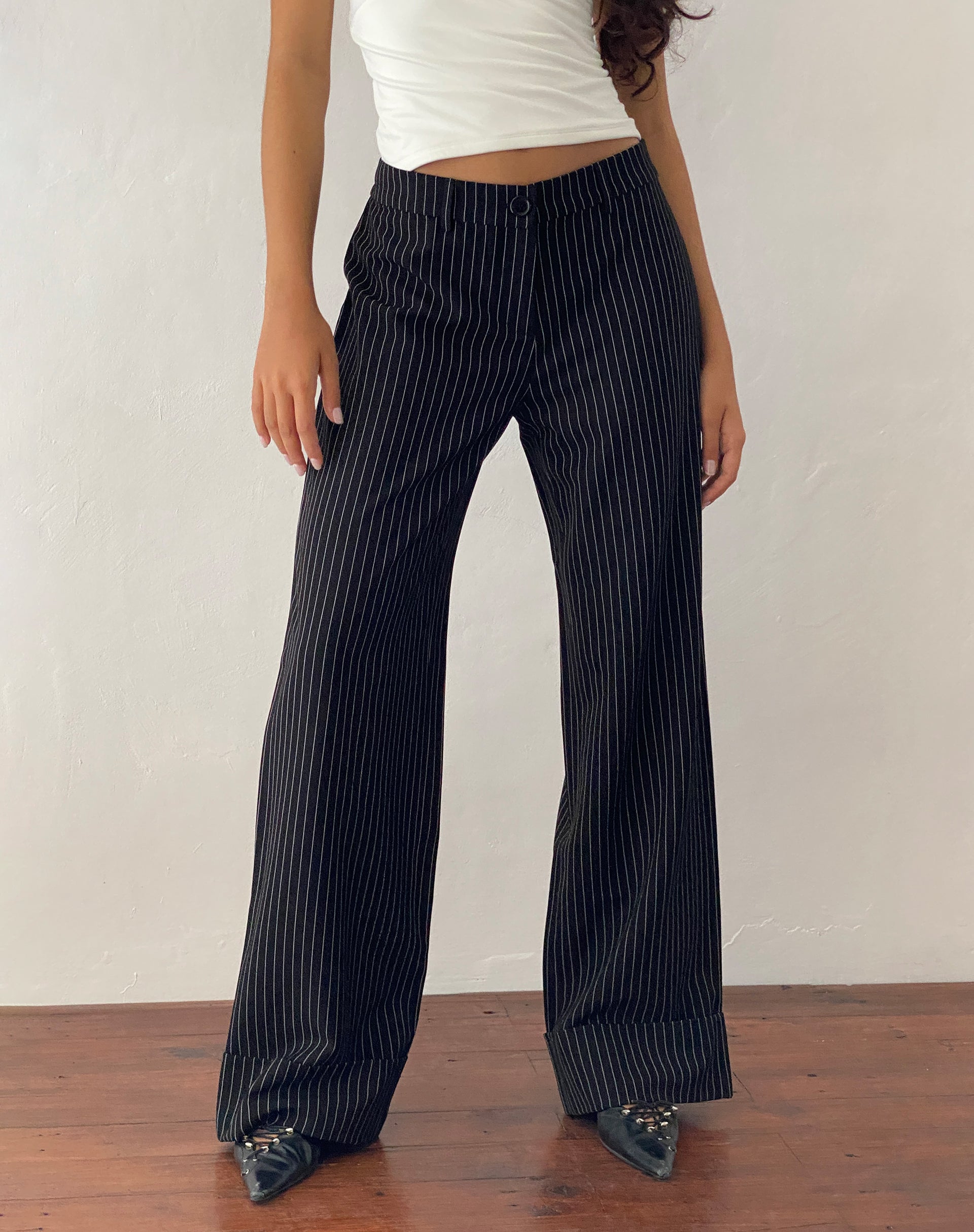 Image of Abba Low Rise Hose in Schwarz Nadelstreifen Tailoring