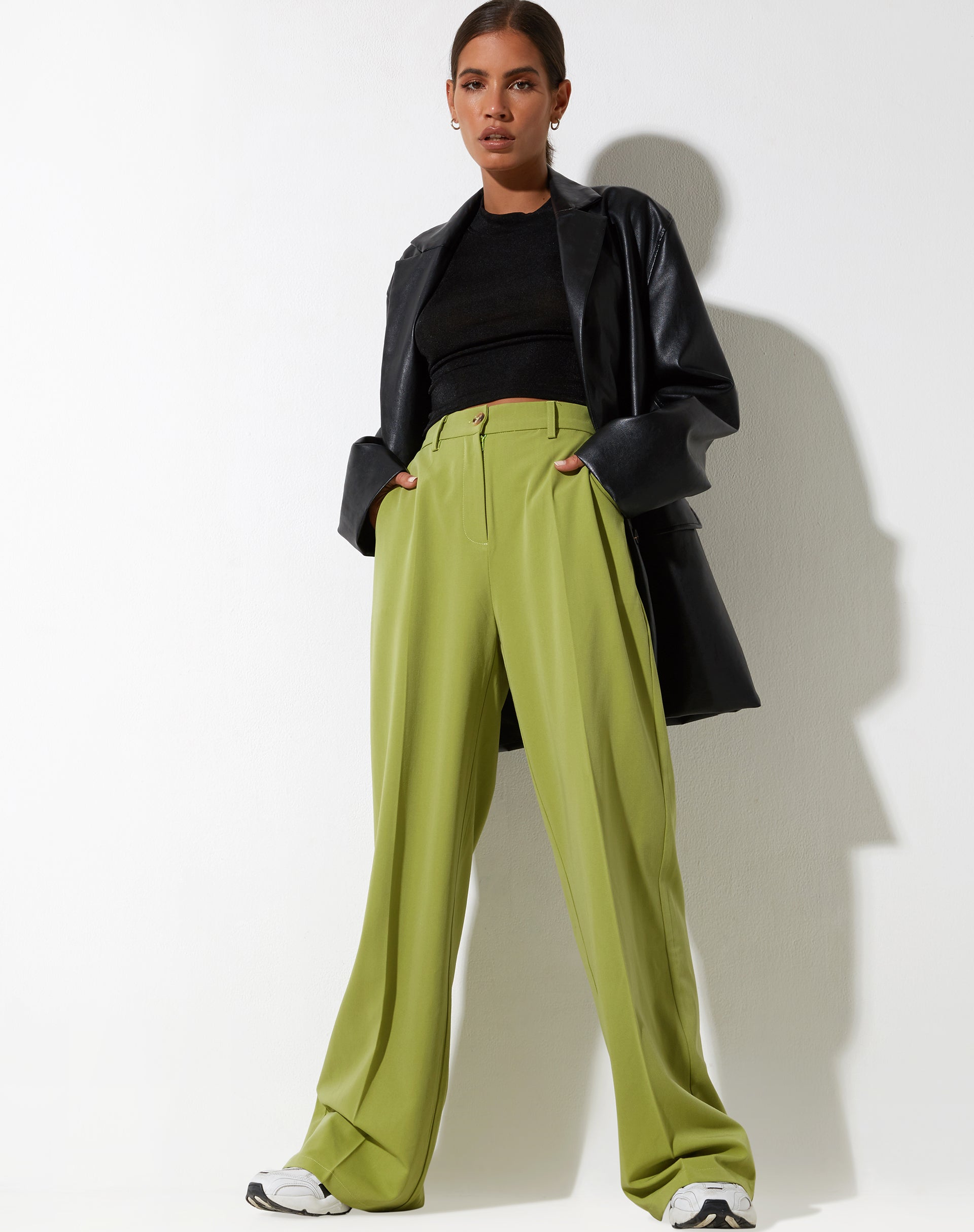Abbildung der Abba Straight Leg Trouser in Tailoring Apple Green