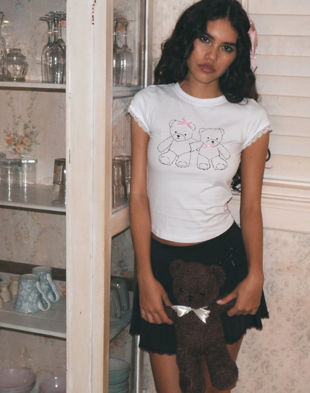 Izzy Baby Tee mit Spitzenbesatz und weißem Teddy-Motiv