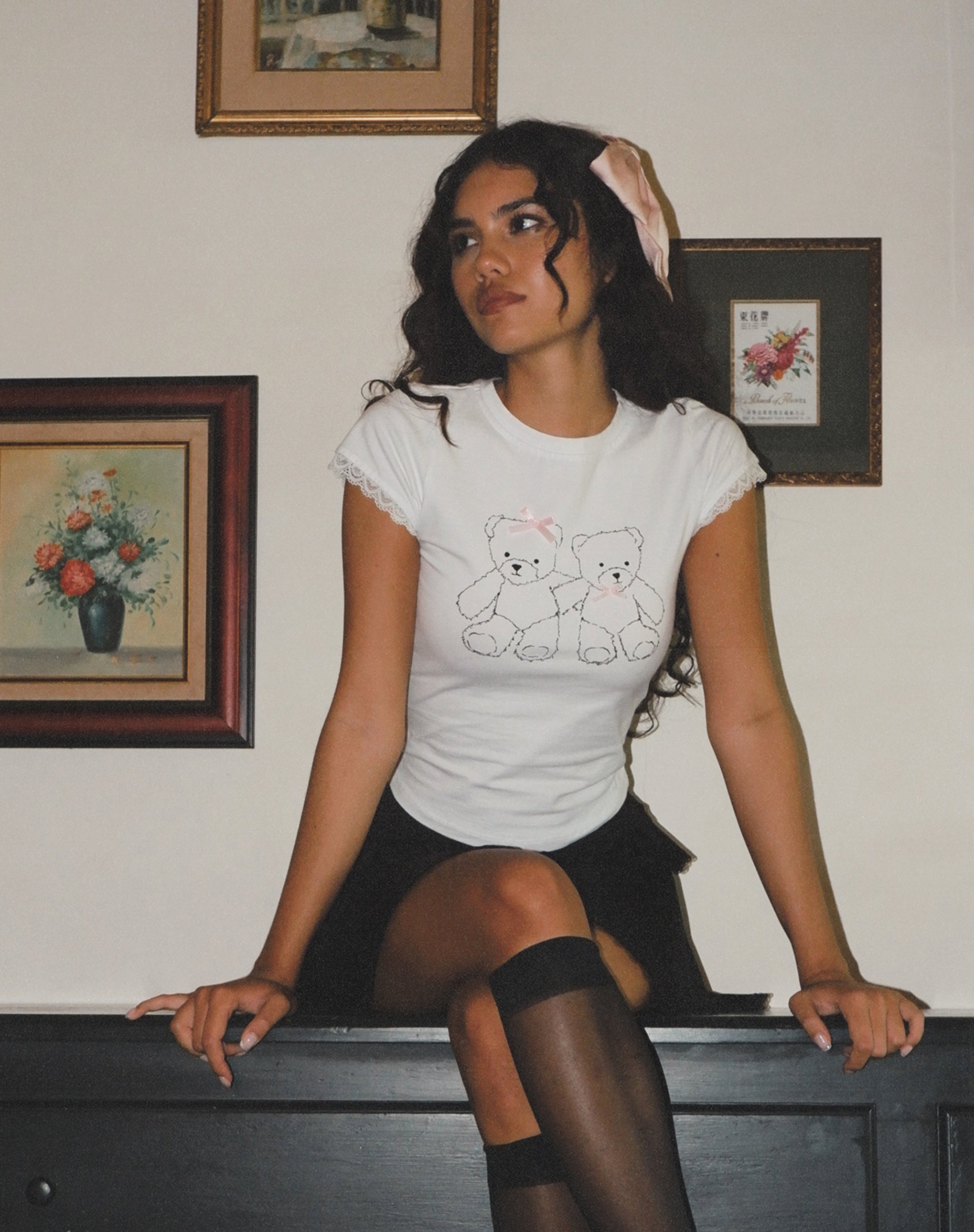 Bild von Izzy Lace Trim Tee in Weiß mit Teddy-Motiv