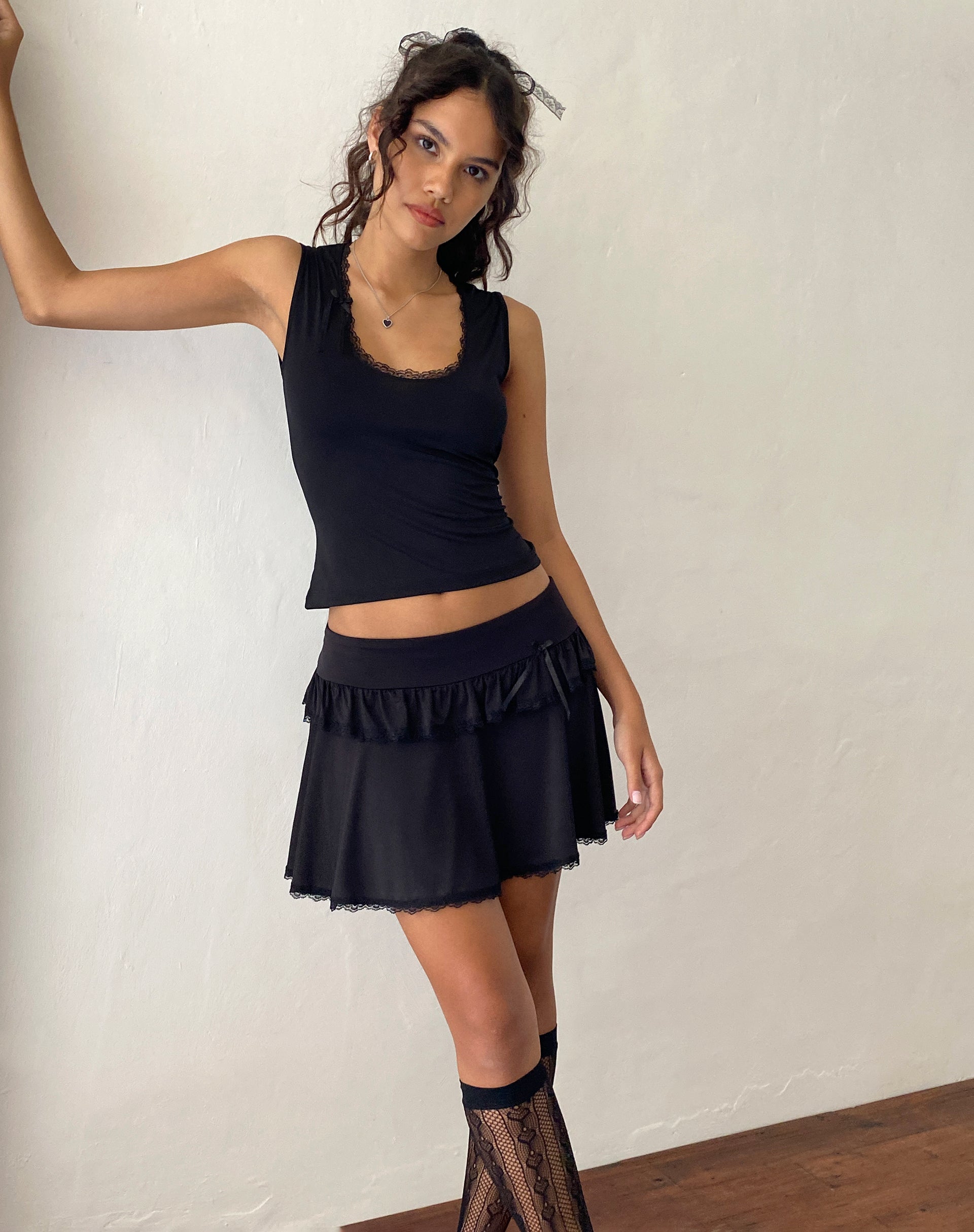 Bild von Addalyn Minirock mit Spitzenbesatz in Schwarz