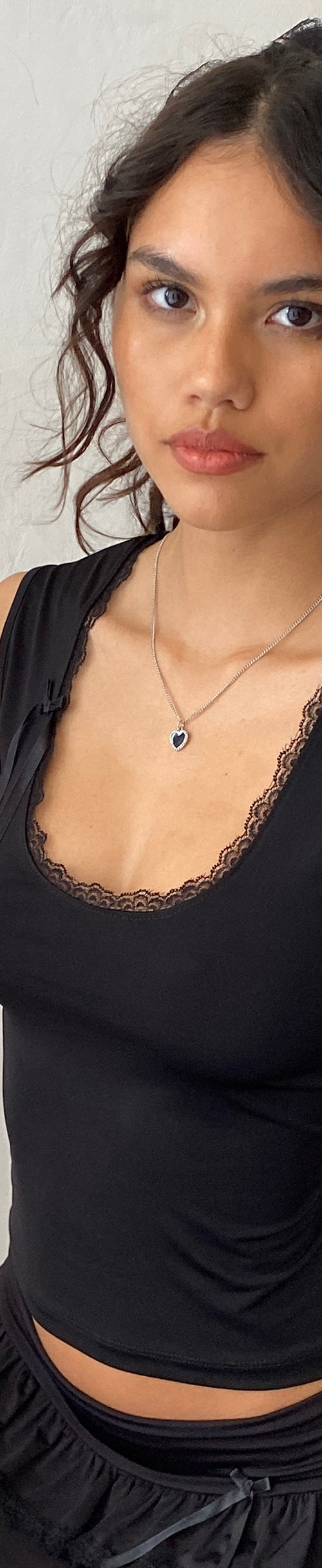 Image of Carys Vest Top aus schwarzer Spitze mit Spitzenbesatz