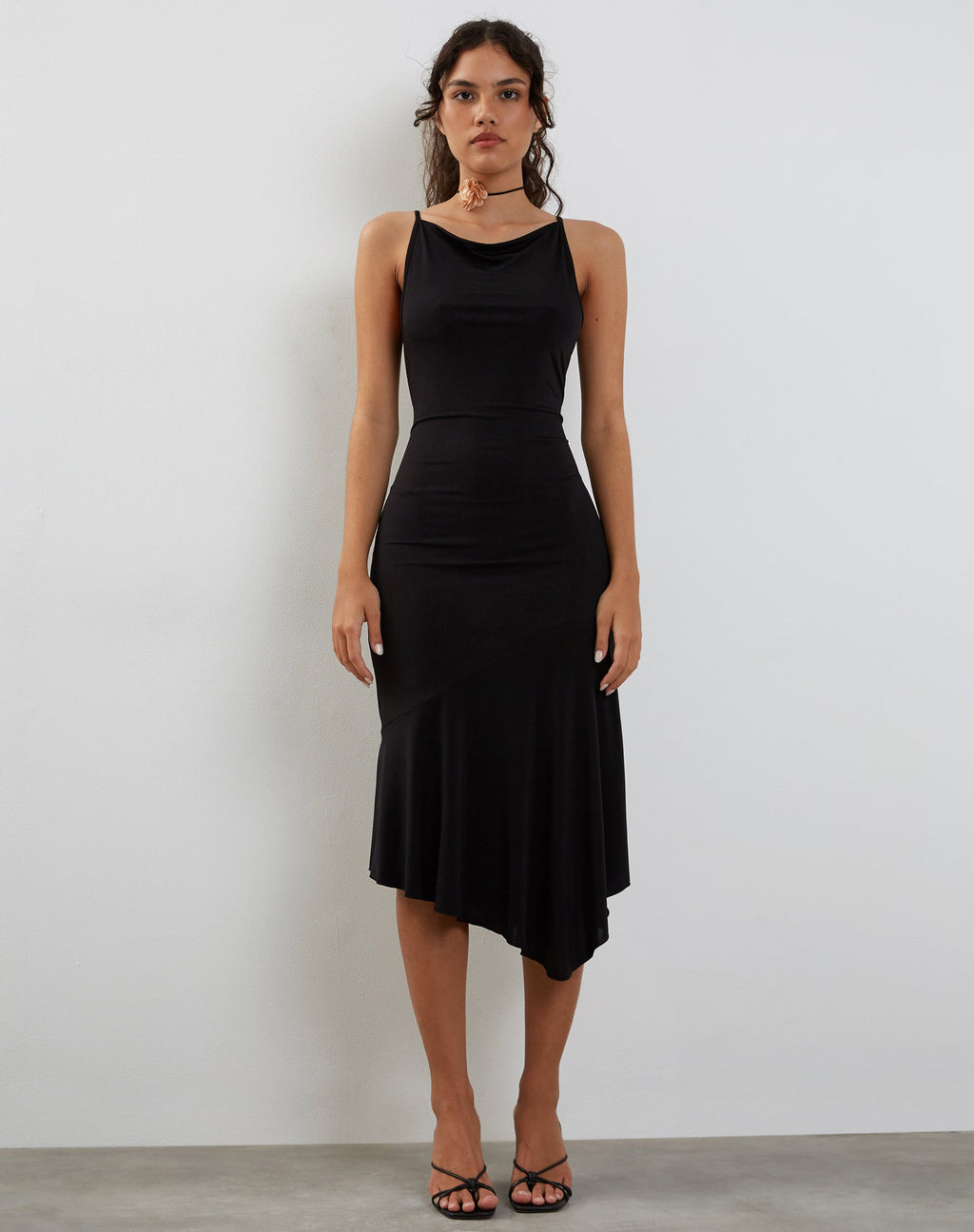 Adina Midikleid mit asymmetrischem Saum in Schwarz mit Glitzereffekt