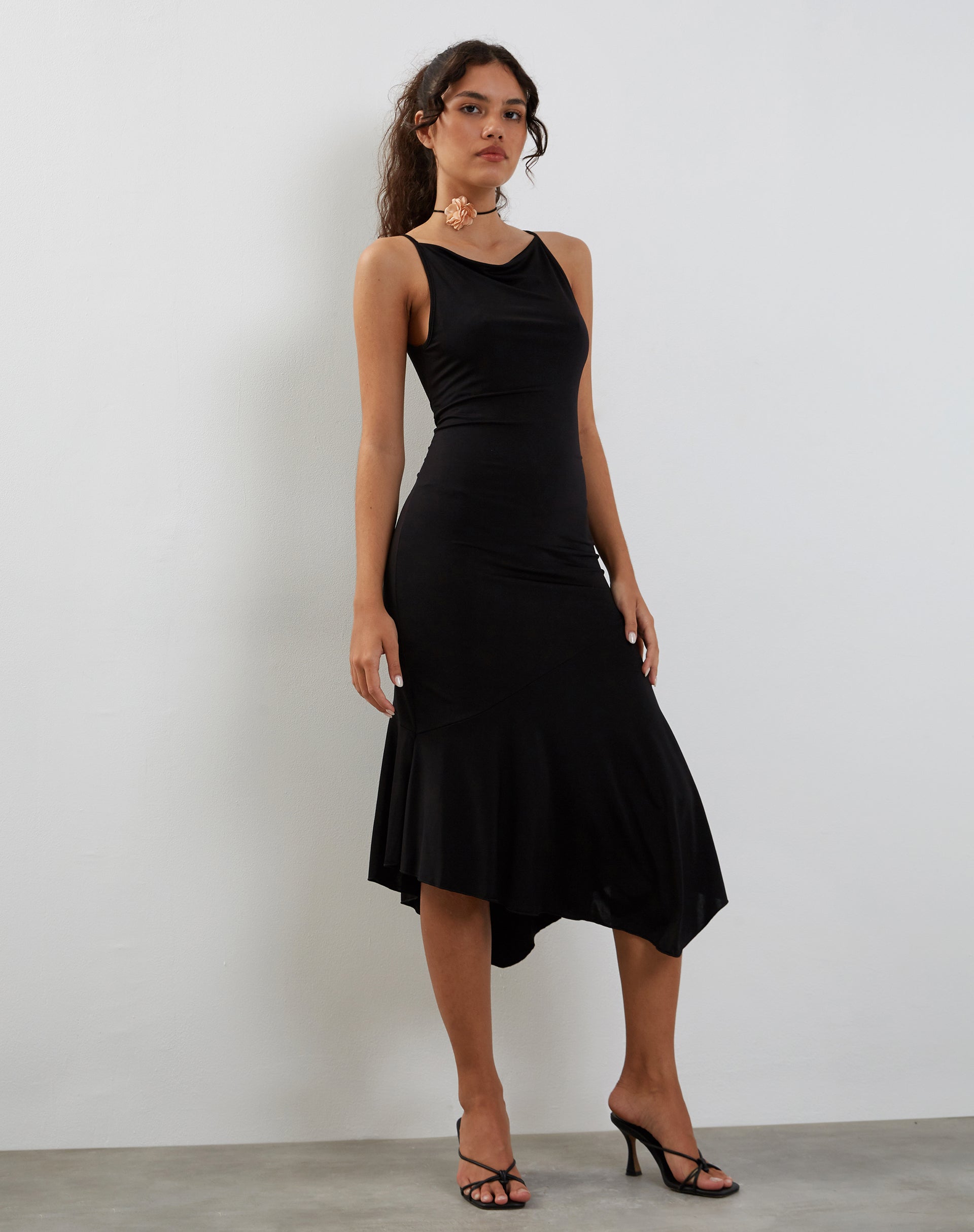 Image of Adina Asymmetrisches Midikleid mit Saum in Slinky Schwarz