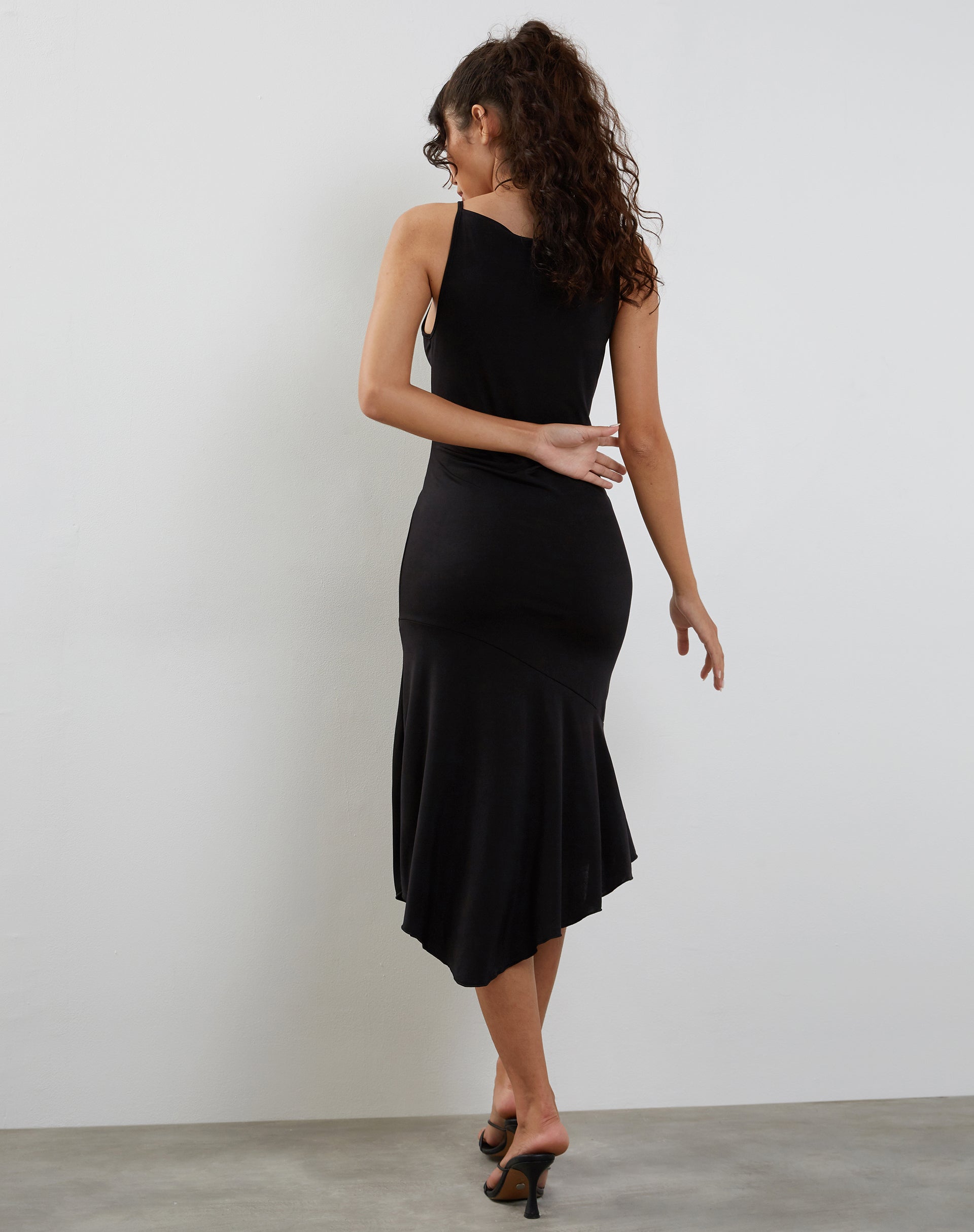 Image of Adina Asymmetrisches Midikleid mit Saum in Slinky Schwarz
